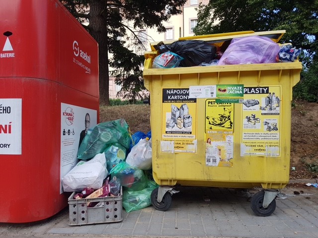 Lidi v Brně trápí přeplněné kontejnery a popelnice