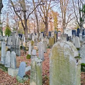 Proč na Židovském hřbitově svíčky nesvítí?