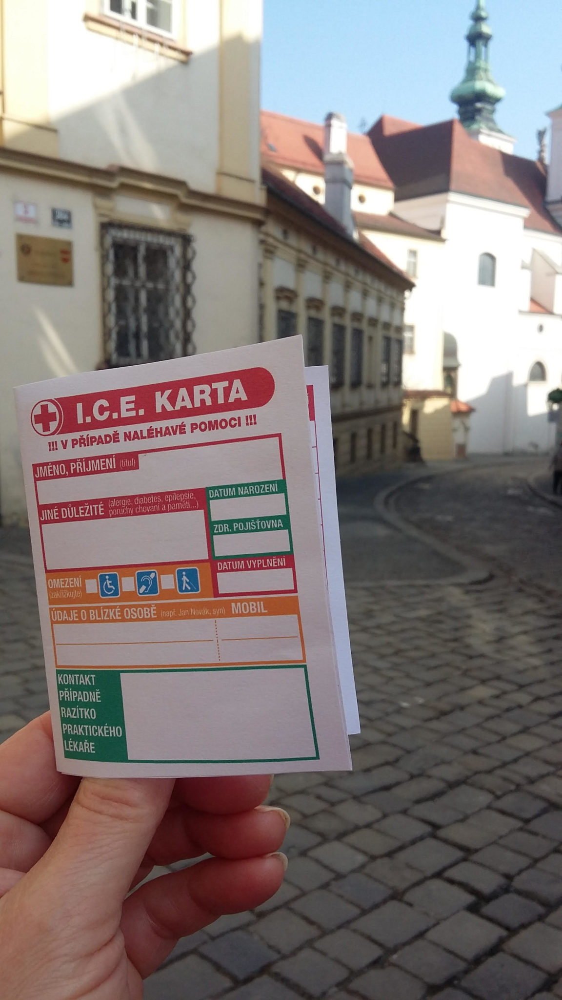 Brno rozdává seniorskou obálku – formulář, který dokáže zachránit život, je nyní i v kapesní verzi